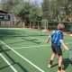 Sul terreno di gioco troviamo Luca, di 8 anni, figlio di Massimiliano, che si sta scontrando con un coetaneo al primo incontro di touchtennis
